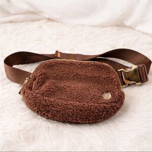 Lululemon Everywhere Belt Bag 1L Fleece color Brown
Earth Gold one size